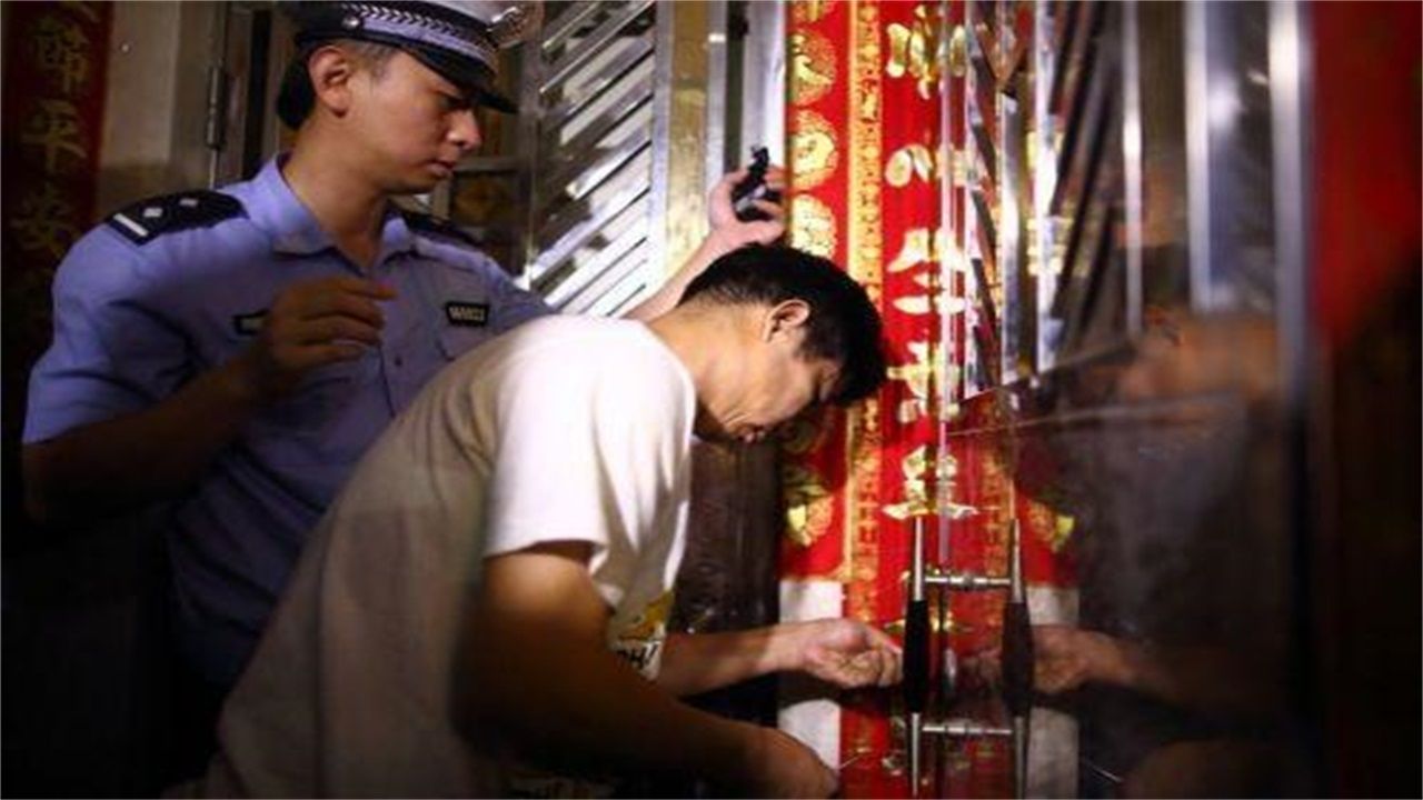 岩架镇请开锁师傅开了锁后，师傅为什么一般都不进门，就算主人请也不进去？